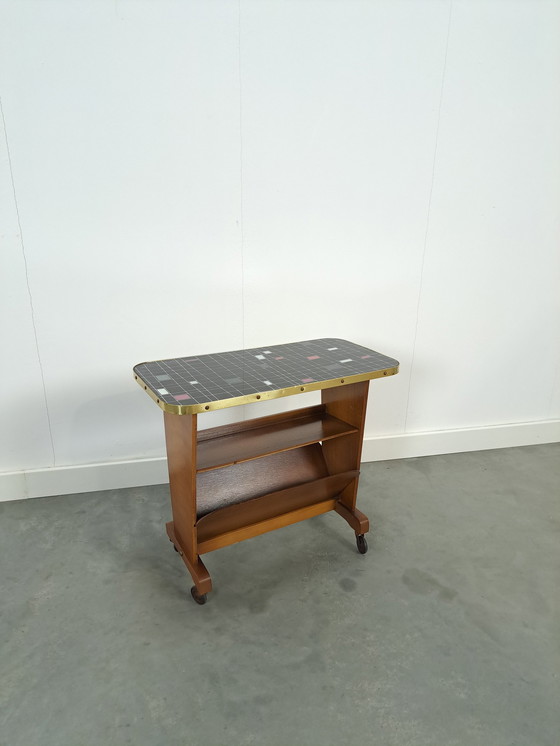 Image 1 of Table d'appoint avec panier à revues et plateau en formica à carreaux