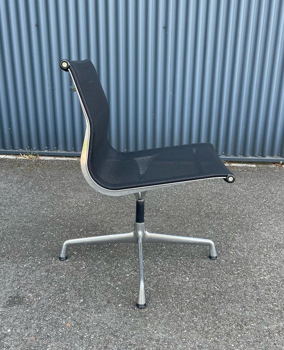 Image 1 of 4x Vitra EA106 Netweave chair