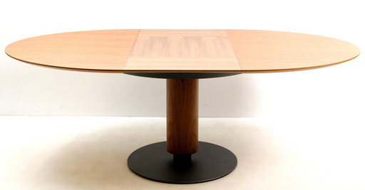 Leolux Calbuco extendable dining room table