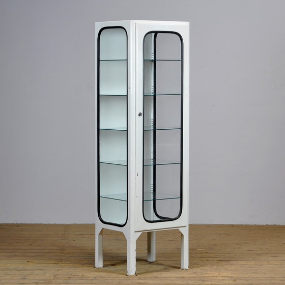 Image 1 of Cabinet médical vintage en fer et verre