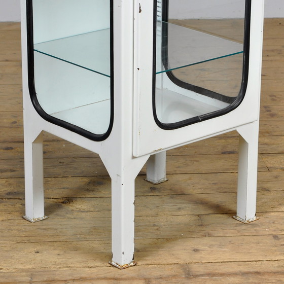 Image 1 of Cabinet médical vintage en fer et verre