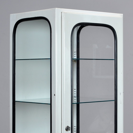 Image 1 of Cabinet médical vintage en fer et verre