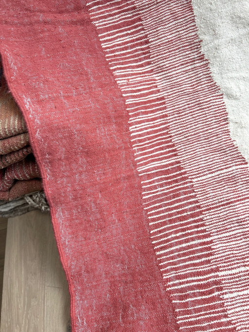 Alfombra 100% lana, tejida a mano.