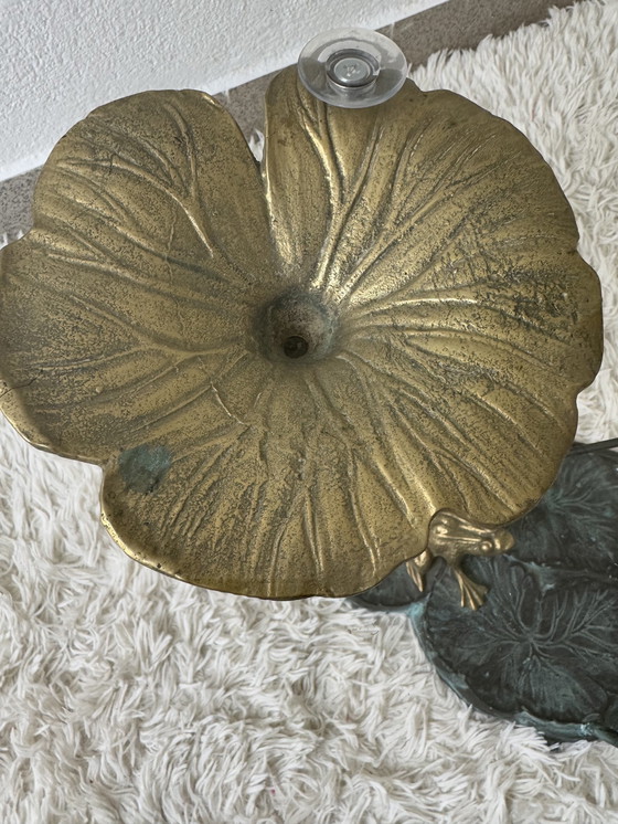 Image 1 of Tavolino da caffè vintage in bronzo a forma di ninfea