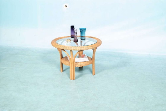Image 1 of Table basse ronde vintage en osier, verre, rotin de bohème