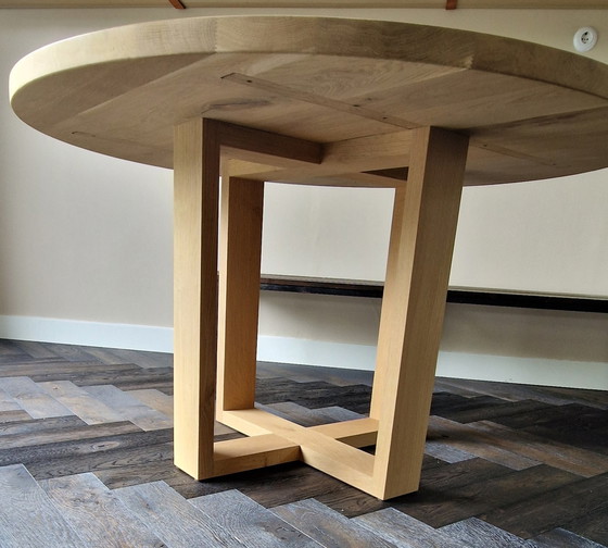 Image 1 of Modern round oak wooden dining table