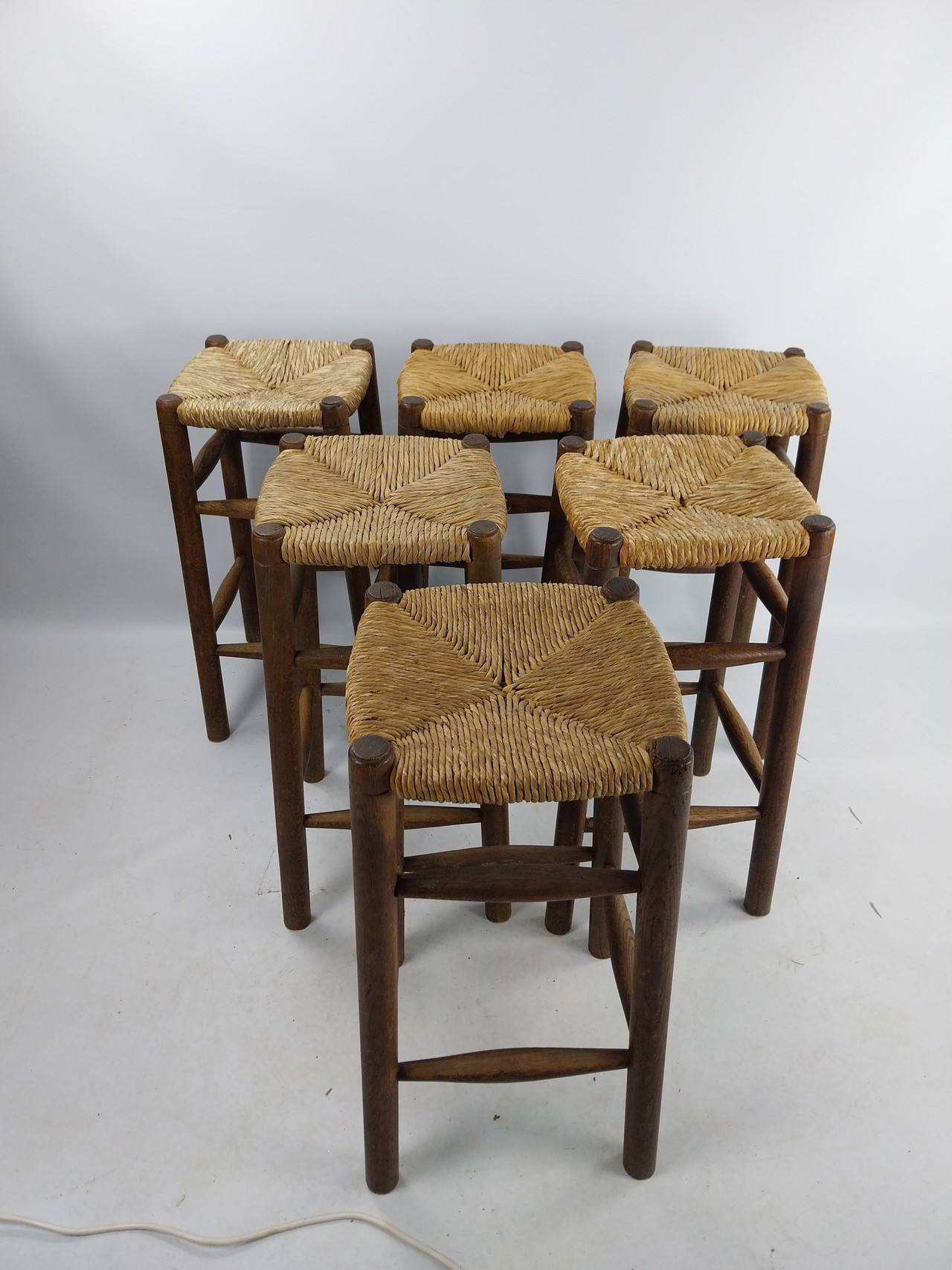 6 sgabelli da bar anni '70 con seduta in giunco, altezza 65 cm