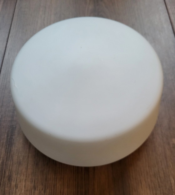 Image 1 of Lampada da soffitto vintage in vetro opalino bianco.