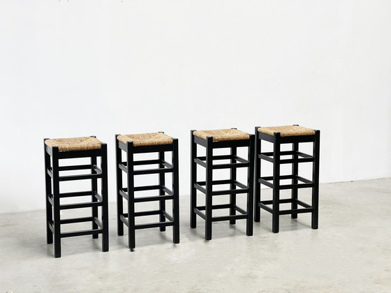 Image 1 of ensemble de quatre tabourets de bar en rotin et bois