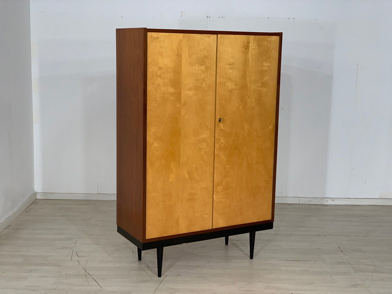 衝撃の激安コスパ・掘り出し物も mid-century-linen-cupboard- トップス
