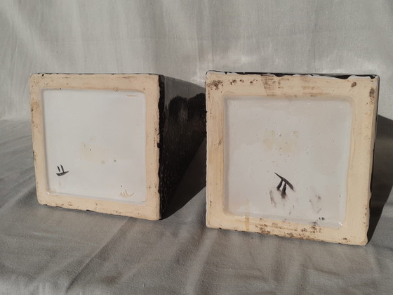 Image 1 of Coppia di vasi in ceramica decorati in bianco e nero, alti 38,5 cm, con lati trapezoidali. 