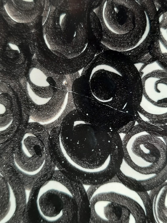 Image 1 of Coppia di vasi in ceramica decorati in bianco e nero, alti 38,5 cm, con lati trapezoidali. 