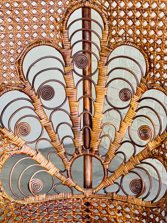 Image 1 of Chaise vintage en forme de paon