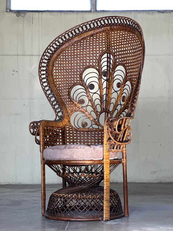 Image 1 of Chaise vintage en forme de paon