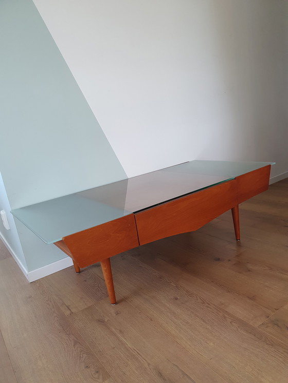 Image 1 of Table basse design en bois de cerisier