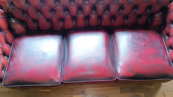 Image 1 of Chesterfield sofa and 2x armchairs