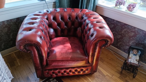 Chesterfield sofa and 2x armchairs