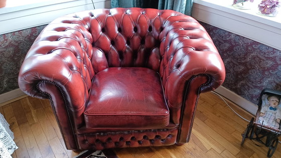 Image 1 of Chesterfield sofa and 2x armchairs