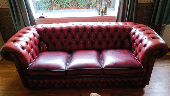 Image 1 of Chesterfield sofa and 2x armchairs