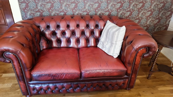 Image 1 of Chesterfield sofa and 2x armchairs