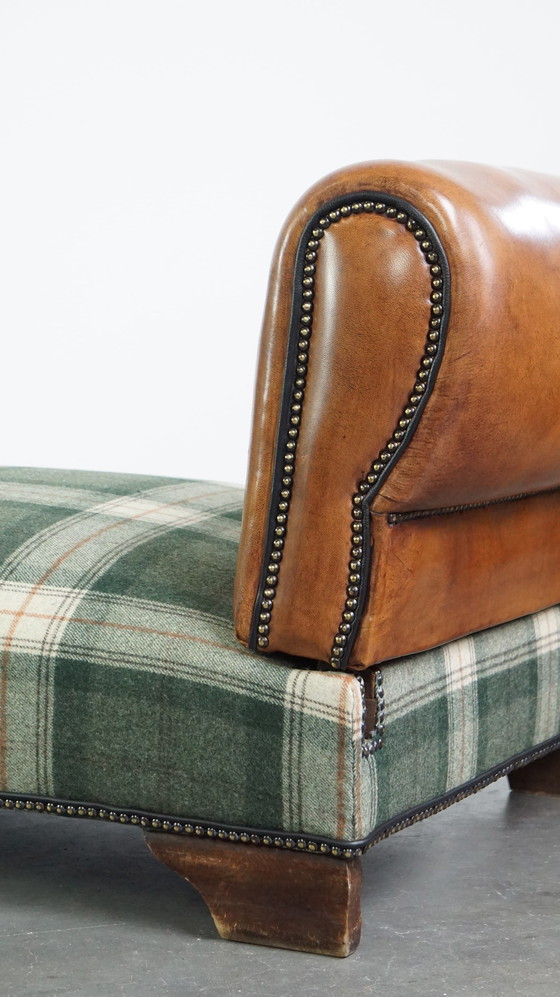 Image 1 of Daybed/Window Sofa With Sheepskin and Wool (canapé de jour/de fenêtre en peau de mouton et laine)