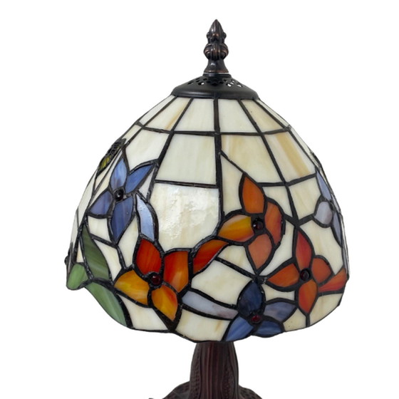 Image 1 of Tiffany style table lamp - Stained glass shade and decorative base - Ca. 1980’s (no cracks)