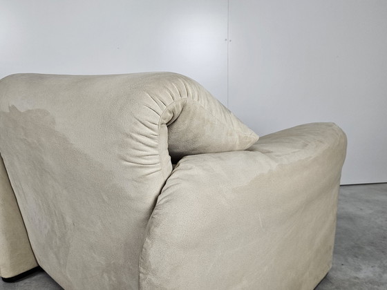 Image 1 of Sillón Cassina con reposapiés, piel Alcantara color crema