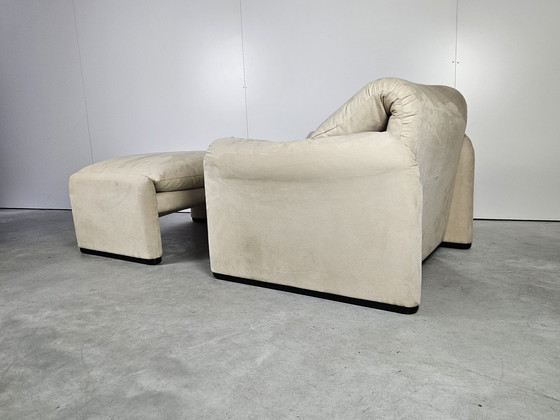 Image 1 of Sillón Cassina con reposapiés, piel Alcantara color crema