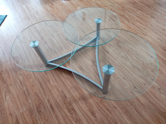 Image 1 of Table basse vintage nostalgique avec trois plateaux en verre et une lourde base chromée