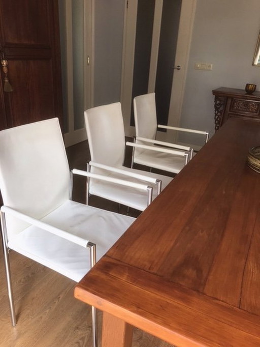 6x Modern white leather dining chairs with chrome tubular frame.