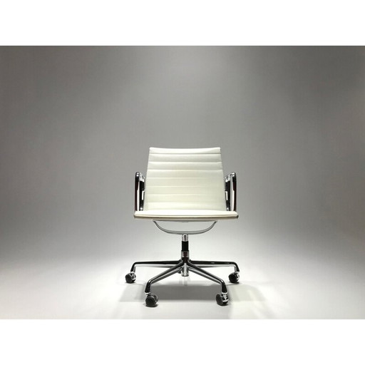 EA117 white chair by Charles & Ray Eames for Vitra