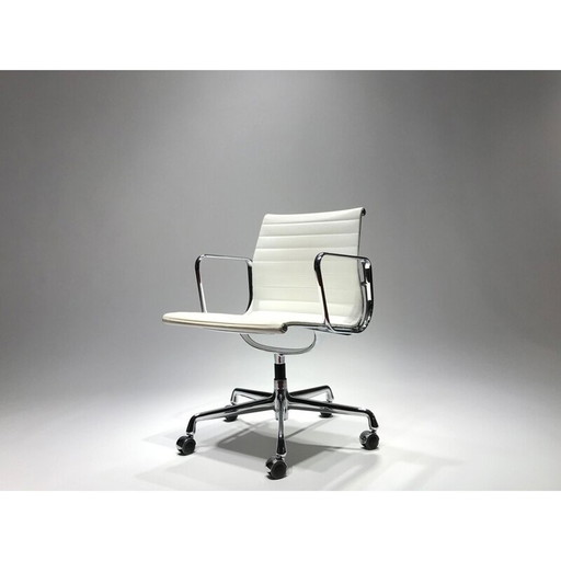 EA117 white chair by Charles & Ray Eames for Vitra