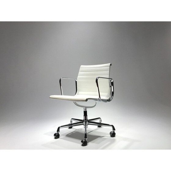 Image 1 of EA117 white chair by Charles & Ray Eames for Vitra