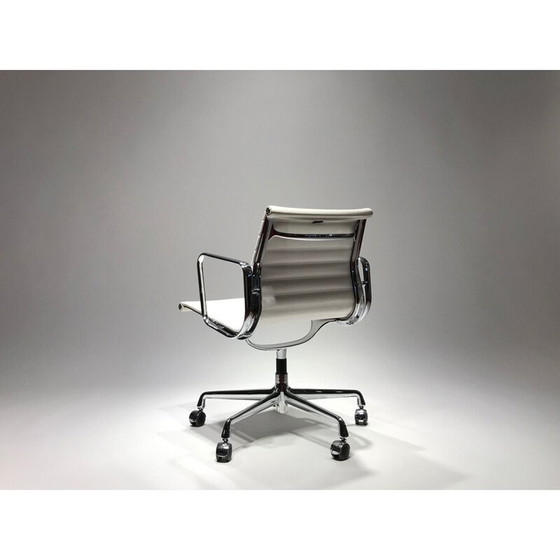 Image 1 of EA117 white chair by Charles & Ray Eames for Vitra