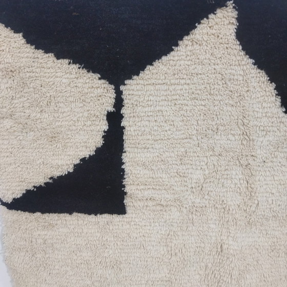 Image 1 of Moroccan Berber Carpet In Black And White - Tapis Berbère Marocain Blanc Et Noir