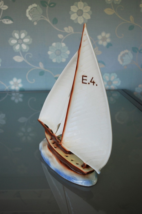 Image 1 of Barco de vela de porcelana del artista Ditmar Urbach, 1935