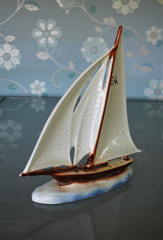 Image 1 of Barco de vela de porcelana del artista Ditmar Urbach, 1935