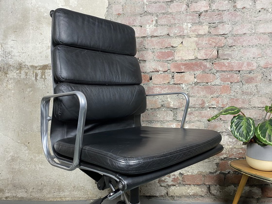 Image 1 of Vitra Soft Pad Chair EA 219 office chair by Charles & Ray Eames