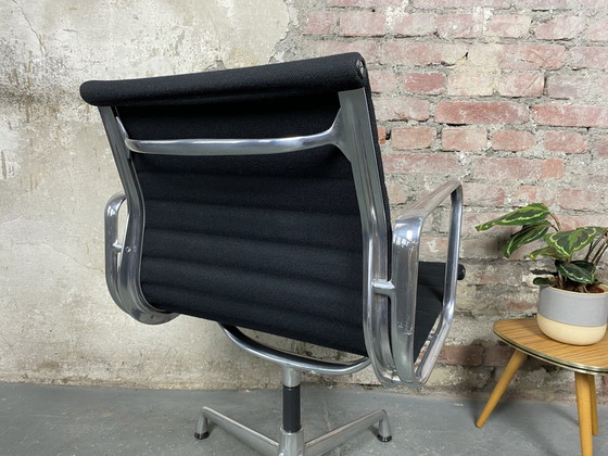 Image 1 of Vitra Aluminium Chair EA 108 chaise de bureau de Charles & Ray Eames Hopsak noir