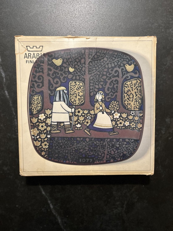 Image 1 of Arabia Finland Annual Plate / Annual Plate 1977 In Original - But Slightly Damaged - Box. Design: Raija Uosikkinen