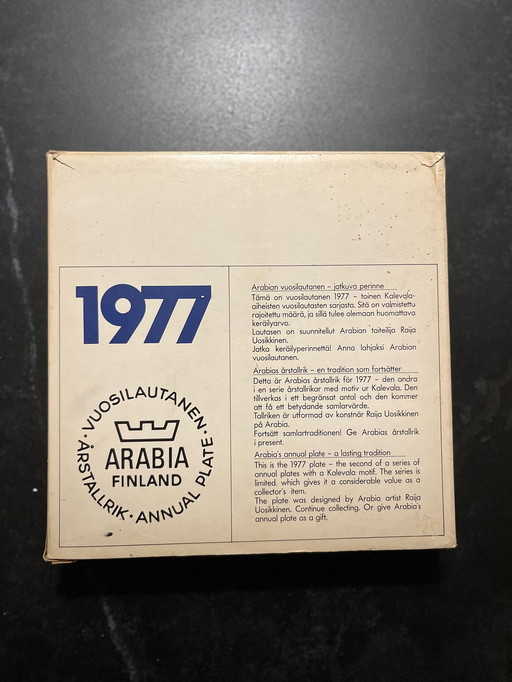 Arabia Finland Annual Plate / Annual Plate 1977 In Original - But Slightly Damaged - Box. Design: Raija Uosikkinen