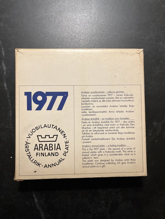 Image 1 of Arabia Finland Annual Plate / Annual Plate 1977 In Original - But Slightly Damaged - Box. Design: Raija Uosikkinen