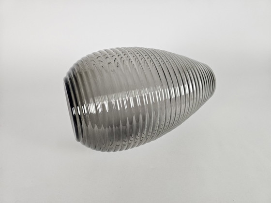 Image 1 of Glass factory Leerdam - A.D. Copier - Ribbed vase - Drop shape - Smoke glass - 1953