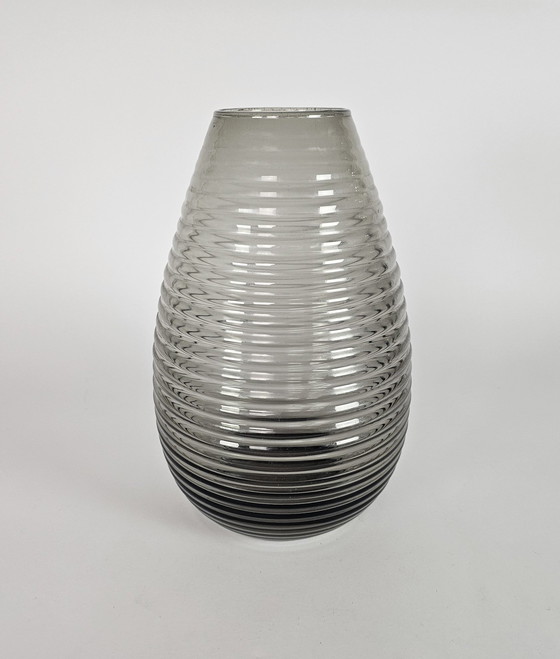 Image 1 of Glass factory Leerdam - A.D. Copier - Ribbed vase - Drop shape - Smoke glass - 1953