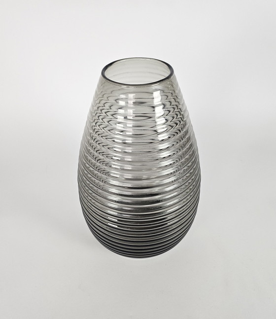 Image 1 of Glass factory Leerdam - A.D. Copier - Ribbed vase - Drop shape - Smoke glass - 1953