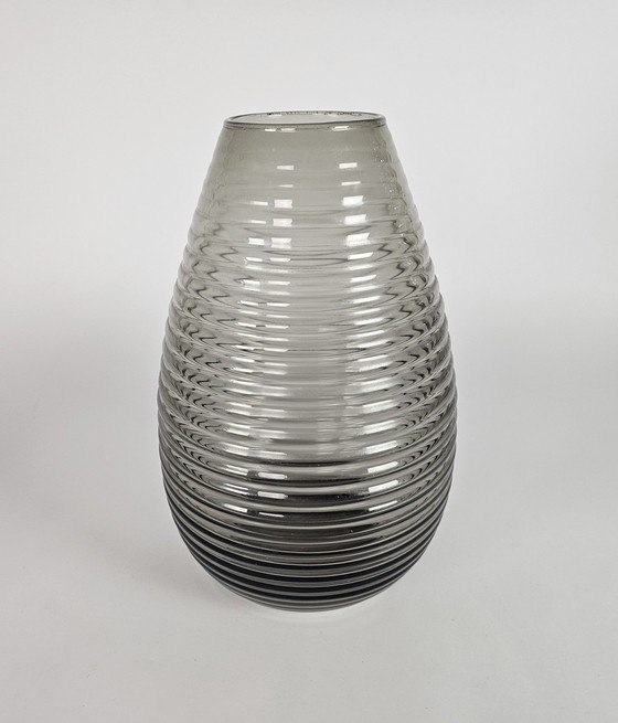 Image 1 of Glass factory Leerdam - A.D. Copier - Ribbed vase - Drop shape - Smoke glass - 1953