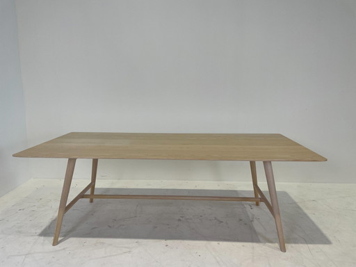 SP01 by Metrica Holland dining table