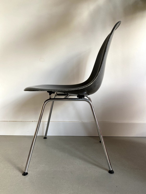 Image 1 of Herman Miller Eames in fibra di vetro Elephant Hide Gray