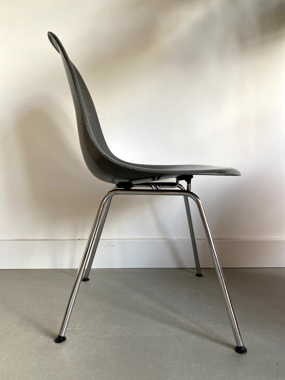 Image 1 of Herman Miller Eames in fibra di vetro Elephant Hide Gray