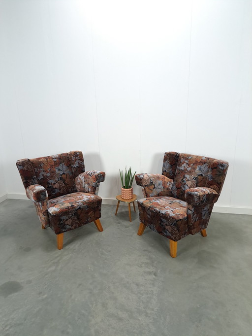 Set of floral armchairs with wooden legs